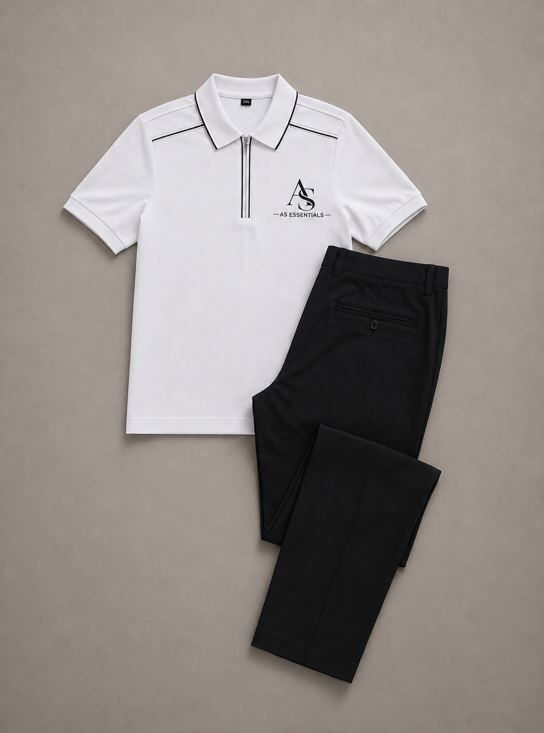Vue du col, de la fermeture zippée, des liserés contrastants et de la signature AS du polo blanc.